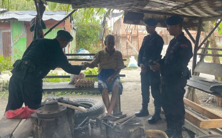 Anggota Batalyon B Satbrimob Polda Riau Berikan Bantuan dan Himbauan Cooling Sistem Pemilu Damai
