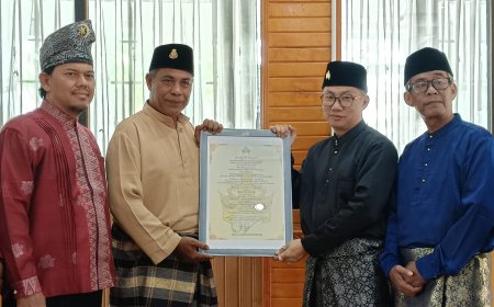 Sultan Siak XIII  Menganugerahkan Darjah Mulia Kehormatan kepada Tuan Timotius Wijaya dengan Gelar Dato' Satria Bijuangsa Setia Diraja