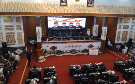 Berlangsung Khidmat, Empat Pimpinan DPRD Kota Pekanbaru Resmi di Lantik