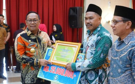 Pemprov Riau Berikan Penghargaan Kepada 13 Koperasi Berprestasi