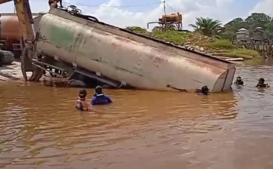 Truk CPO Nyebur ke Sungai di Pelalawan, Sopirnya Tewas