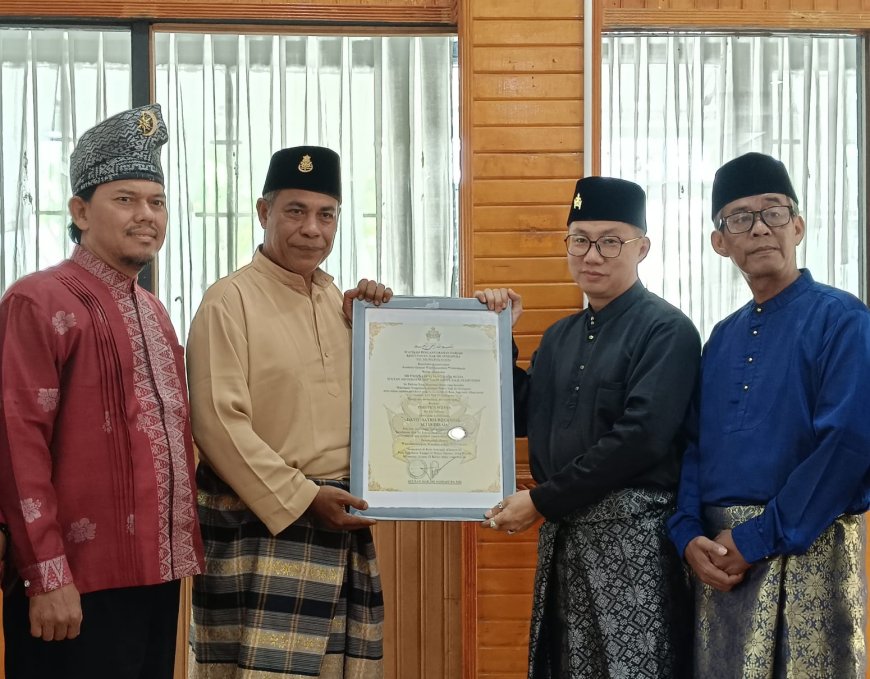 Sultan Siak XIII  Menganugerahkan Darjah Mulia Kehormatan kepada Tuan Timotius Wijaya dengan Gelar Dato' Satria Bijuangsa Setia Diraja