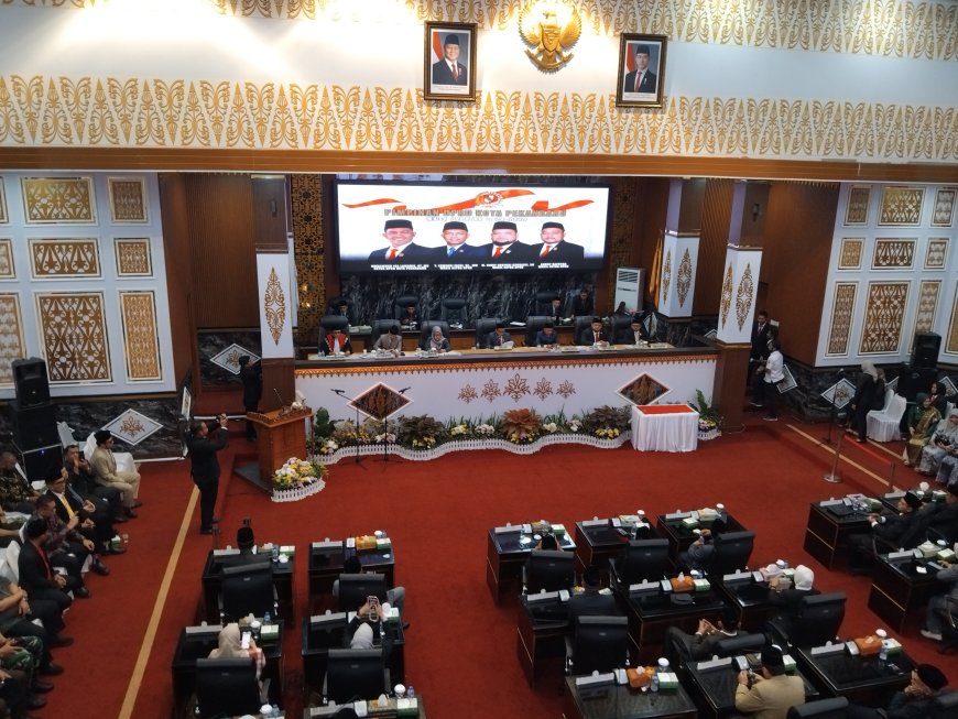 Berlangsung Khidmat, Empat Pimpinan DPRD Kota Pekanbaru Resmi di Lantik