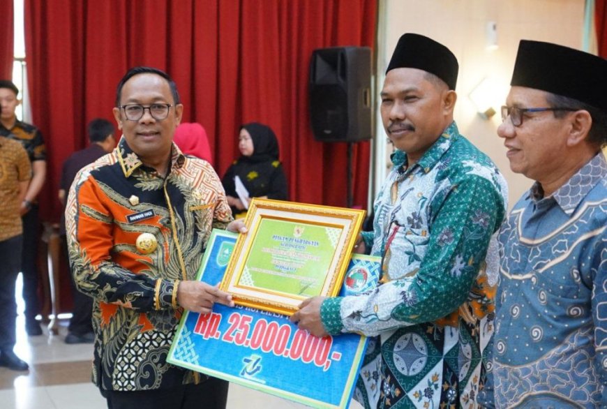 Pemprov Riau Berikan Penghargaan Kepada 13 Koperasi Berprestasi