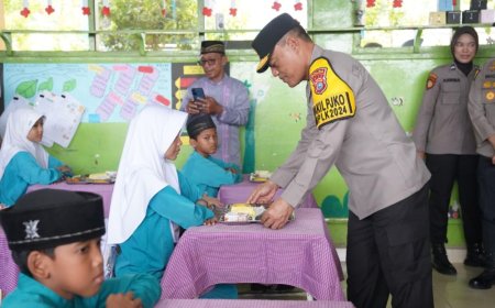 Wakapolda Riau Pimpin Langsung Pembagian Makanan Bergizi untuk Anak-Anak Sekolah di Pekanbaru