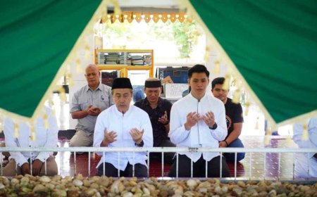 Hormati Para Tokoh Agama, Cagubri Syamsuar Berziarah ke Makam Syekh Burhanudin