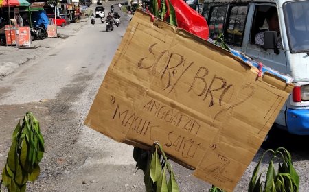 Sorry Bro Anggaran Masuk Saku, Itulah Tulisan  Mr Peduli, Protes Dengan Kondisi Jalan di Pekanbaru
