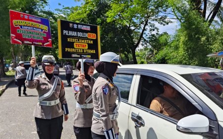 Ditlantas Polda Riau Edukasi Pengendara Yang Melintas Di Bundaran Keris