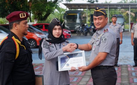 Kepala Rutan Pekanbaru Berikan Penghargaan Pegawai Bertuah Kepada Dua Pegawai Terbaik