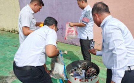 Hasil Razia di Blok Tahanan, Kalapas Pekanbaru Musnahkan Gawai Hingga Senjata Tajam