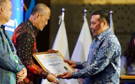 Pemprov Riau Terima Penghargaan Predikat Kepatuhan Penyelenggaraan Pelayanan Publik 2024