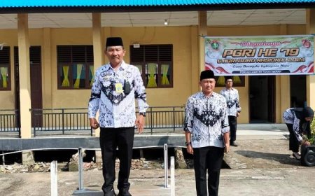 Camat Tanah Merah Jadi Pembina Upacara Pada Hari Guru 2024