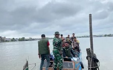 Prajurit TNI Inhil Antar Logistik Pilkada ke Daerah Terpencil dengan Speedboat