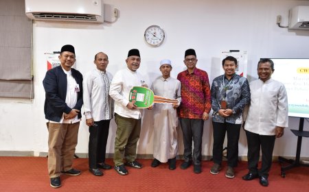 Ustadz Insan Kamil Da’i Desa Kabun Terima Sepeda Motor dari Program CWLD YBRKS