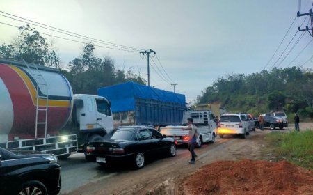 Pengendara Abaikan Aturan, Jalan Tanjung Alai Lintas Riau-Sumbar Alami Macet Panjang