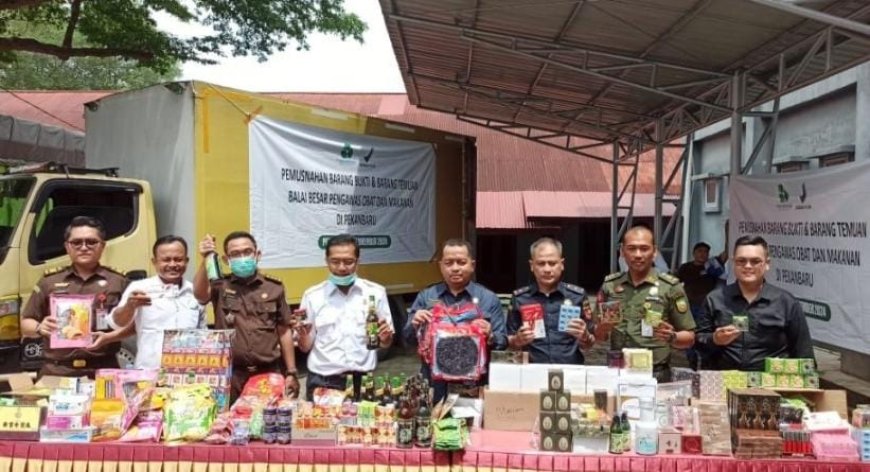 Terkait Kasus Obat dan Makanan Ilegal, BBPOM Pekanbaru Musnahkan Barang Bukti dari 10 Tersangka