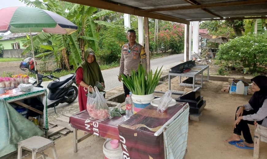 Sambangi Perkebunan Sayur Kelurahan Maharatu, Bhabinkamtibmas Polsek Bukit Raya Intensifkan Patroli Cooling System Jelang Pilkada Serentak 2024