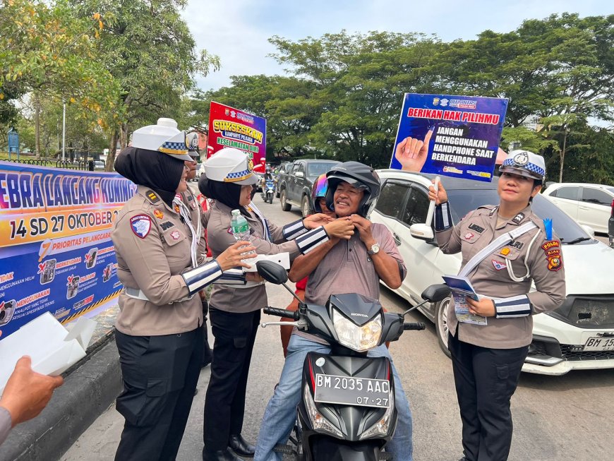 Ditlantas Polda Riau Edukasi Pengendara Dan  Pengguna Jalan  Untuk Tertib Berlalu Lintas