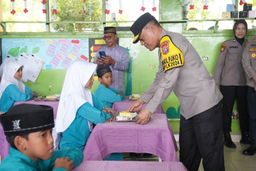 Wakapolda Riau Pimpin Langsung Pembagian Makanan Bergizi untuk Anak-Anak Sekolah di Pekanbaru