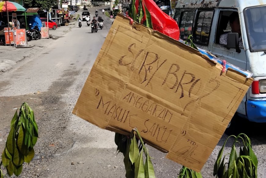 Sorry Bro Anggaran Masuk Saku, Itulah Tulisan  Mr Peduli, Protes Dengan Kondisi Jalan di Pekanbaru