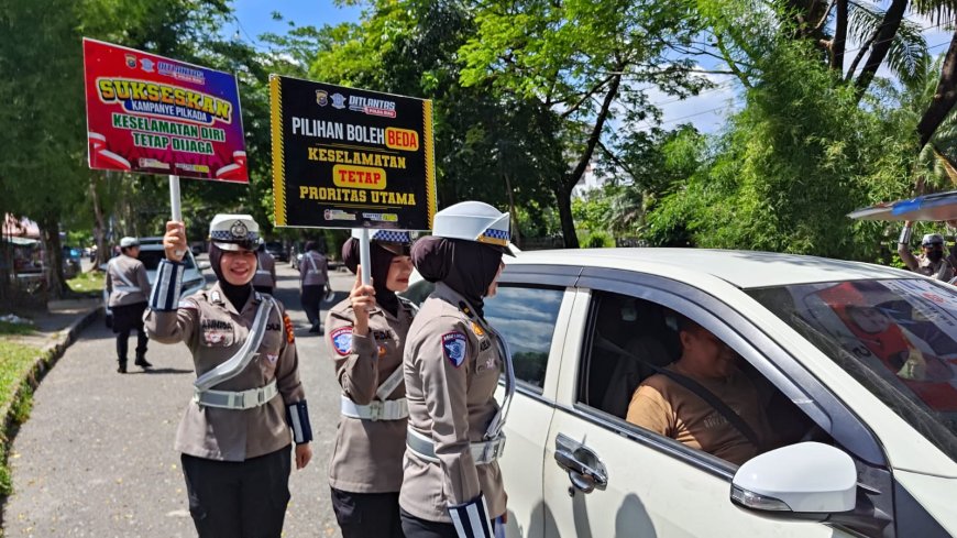 Ditlantas Polda Riau Edukasi Pengendara Yang Melintas Di Bundaran Keris