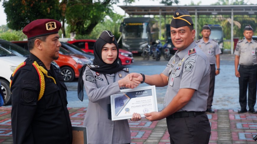Kepala Rutan Pekanbaru Berikan Penghargaan Pegawai Bertuah Kepada Dua Pegawai Terbaik
