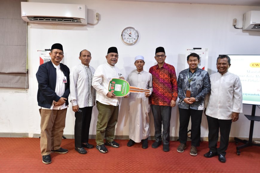 Ustadz Insan Kamil Da’i Desa Kabun Terima Sepeda Motor dari Program CWLD YBRKS