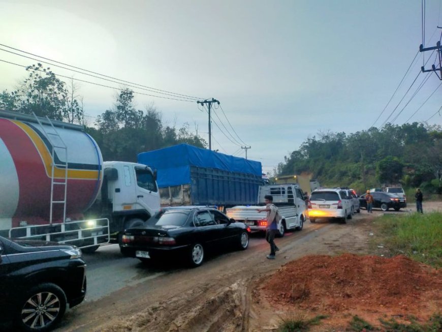 Pengendara Abaikan Aturan, Jalan Tanjung Alai Lintas Riau-Sumbar Alami Macet Panjang
