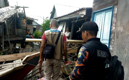 Sembari Berikan Bantuan Sembako, BPBD Inhil Evakuasi Warga Korban Longsor