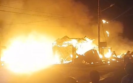 Sijago Merah Mengamuk, Tujuh Ruko Hangus Terbakar Di Jalan Bakti Pekanbaru