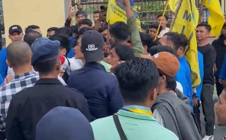 Ratusan Kader PMII Pekanbaru Gelar Aksi di Polda Riau, Soroti Dugaan KKN Zulhelmi Arifin