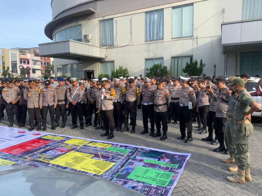 Ratusan Personel Gabungan Amankan Rapat Pleno KPU Riau