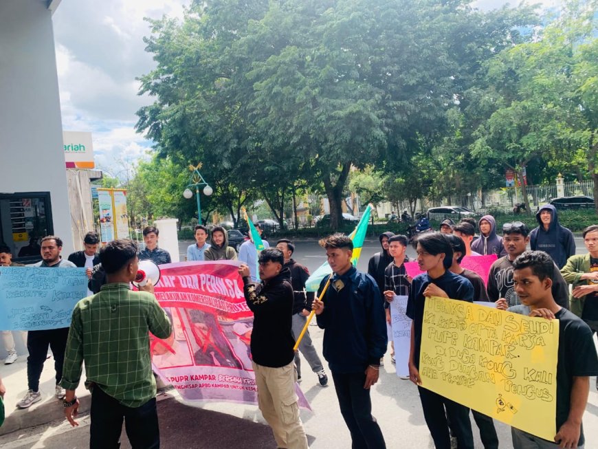 Mahasiswa GMPR Gelar Aksi Protes di Kejati Riau, Tuntut Penyelidikan Dugaan Korupsi Proyek Infrastruktur di Kampar