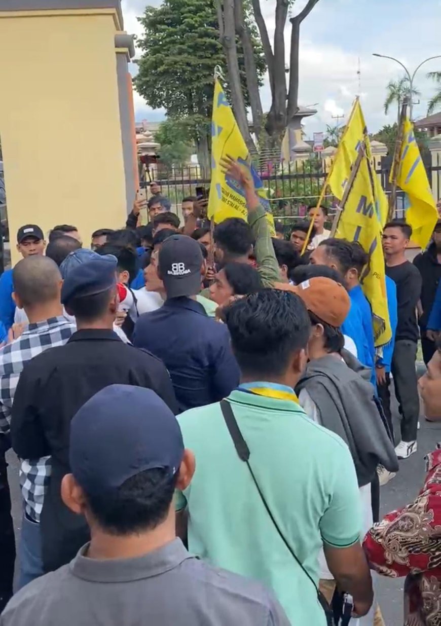 Ratusan Kader PMII Pekanbaru Gelar Aksi di Polda Riau, Soroti Dugaan KKN Zulhelmi Arifin