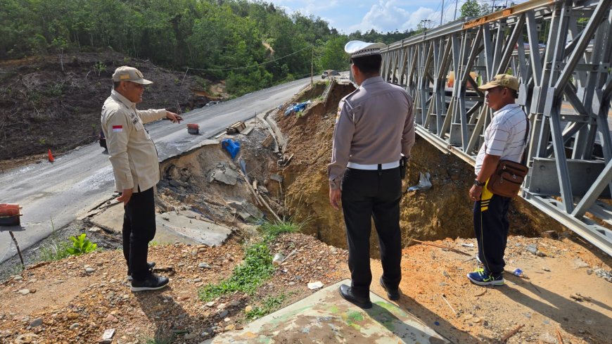Anggota DPD RI Abdul Hamid  Pantau  Tanah Longsor Tanjung Alai XIII Koto Kampar