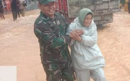 Dengan Sigap, Personel Kodim 0314/Inhil Bantu Korban Banjir di Desa Batu Ampar