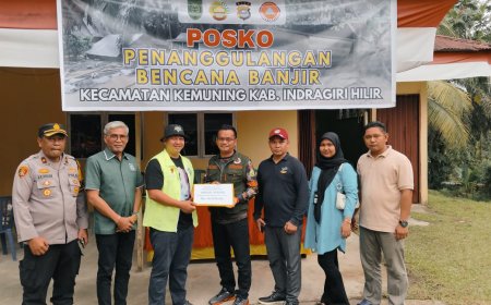 Abdul Wahid Gubernur Terpilih Serahkan Bantuan bagi Korban Banjir di Kemuning