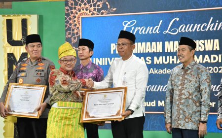 Mendikdasmen Serahkan Penghargaan ke BRK Syariah Sebagai Mitra Terbaik UMRI
