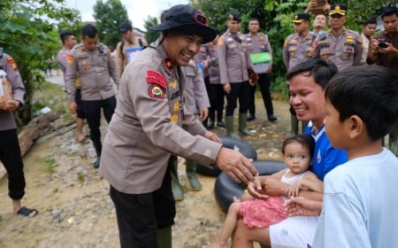 Wakapolda Riau Berikan Bantuan Kepada Masyarakat yang Terdampak Banjir