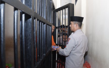 Jum'at Berkah: Kapolres Inhil Berikan Nasi Kotak Kepada Tahanan