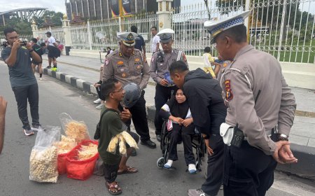 Kampanyekan Keselamatan Lalu Lintas, Dirlantas Polda Riau Bagikan Helm SNI Kepada Pengunjung CFD