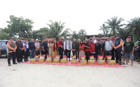 Pemprov Riau Salurkan Bantuan Kepada Korban Banjir di Pelalawan