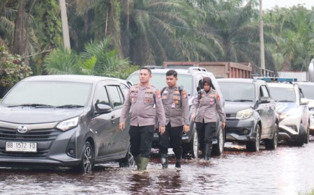 Kapolres Pelalawan Kerahkan Personel Untuk Atasi Banjir di Jalintim KM 83