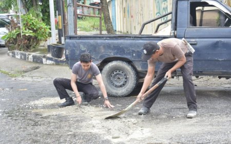 Cegah Kecelakaan, Satlantas Polresta Pekanbaru Tambal Jalan yang Berlubang