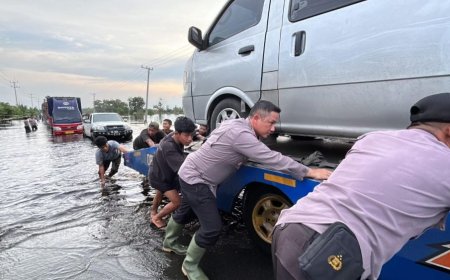 Polisi Berikan Bantuan Psikologis dan Bantu Warga Terdampak Banjir