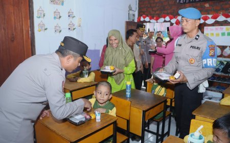 Siswa SD IT Ziqra Dapat Makan Gratis dari Polres Inhil