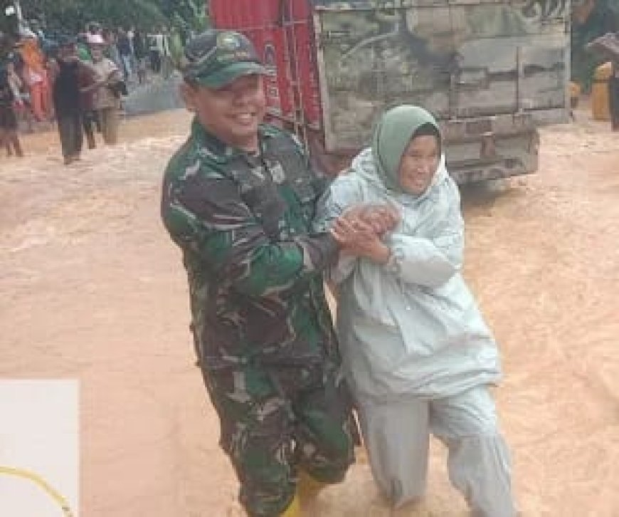 Dengan Sigap, Personel Kodim 0314/Inhil Bantu Korban Banjir di Desa Batu Ampar