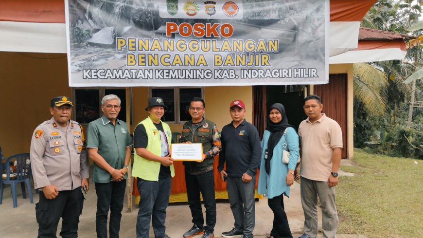 Abdul Wahid Gubernur Terpilih Serahkan Bantuan bagi Korban Banjir di Kemuning