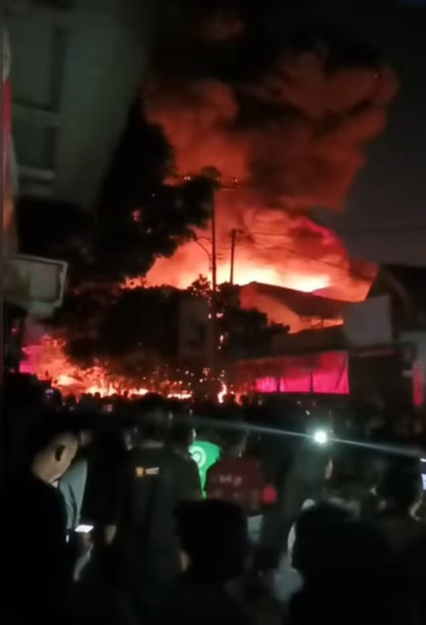 Kebakaran Besar di Gunung Raya, Pekanbaru: Lokasi Diduga Tempat Penimbunan BBM Ilegal