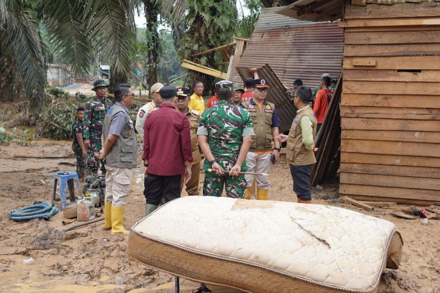 Pemprov Riau Salurkan Bantuan Beras Untuk Korban Banjir di Inhil